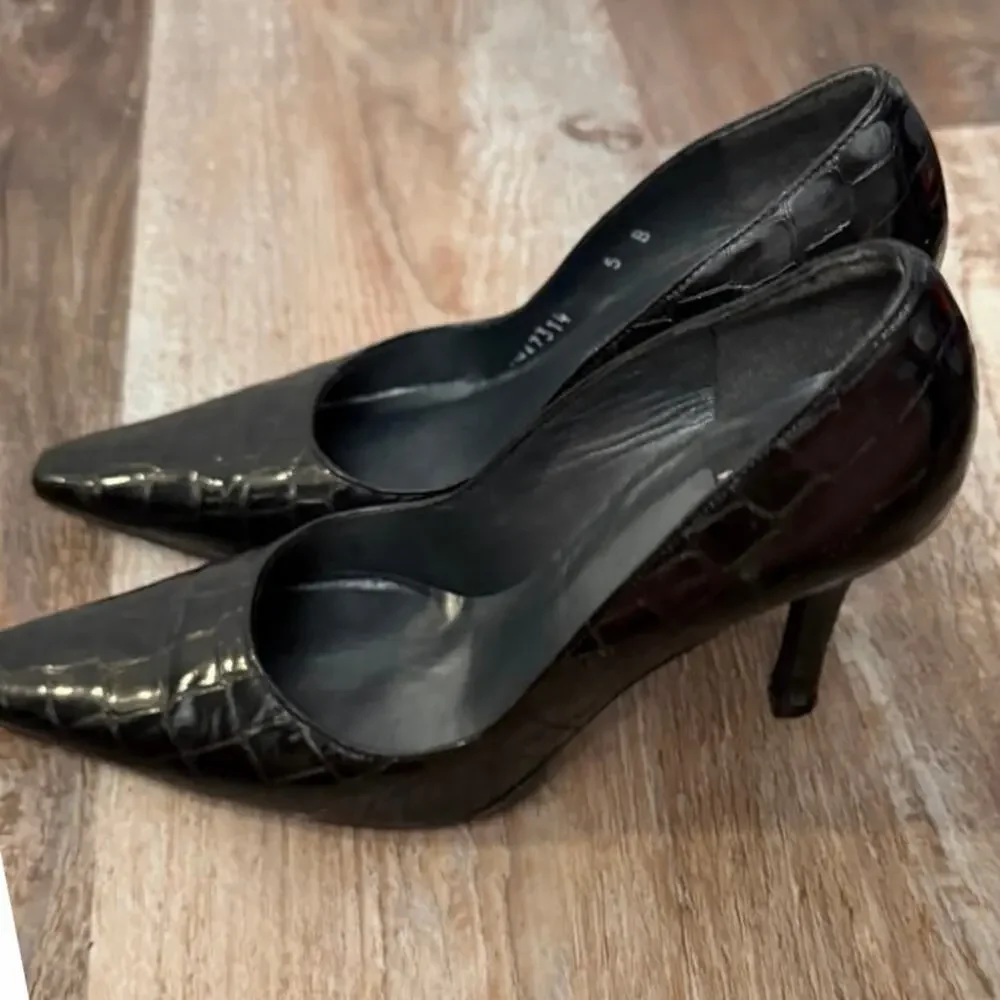Stuart Weitzman women’s pumps in black crocodile-embossed leather in size 5 EUC